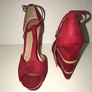 Red Aldo platform tstrap sandal. Size 7.5